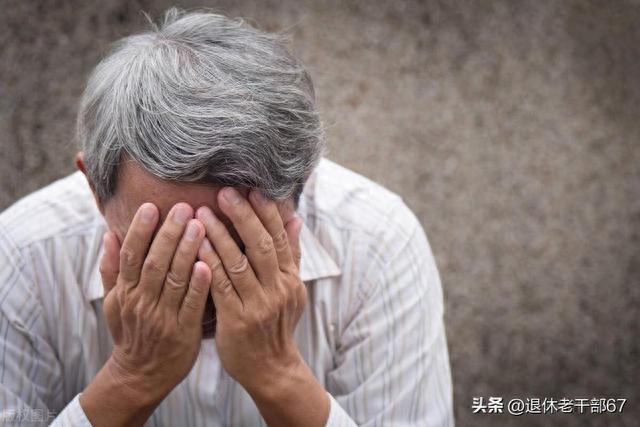 終生良心不安！兒時我和弟弟「做了1件虧心事」　為此「養了乾爹乾媽20年」仍沒勇氣說出真相