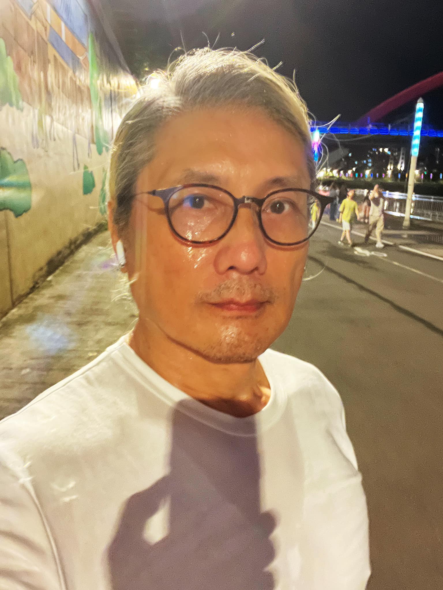 22歲愛女病逝！資深男星「走不出喪女痛」留白長髮現身　掛骨灰項鍊「代女做1事」惹淚