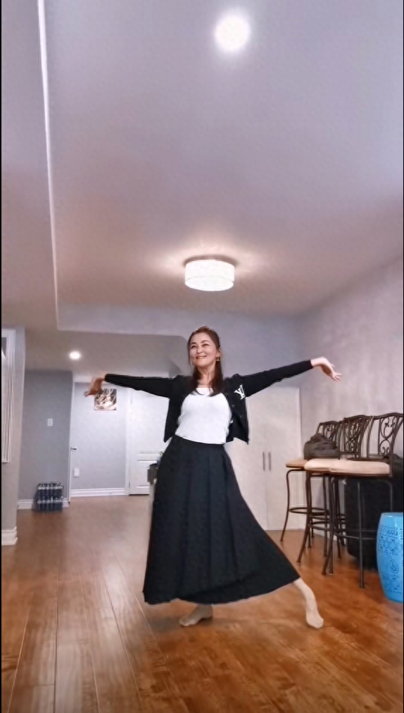 斷開電視劇一哥！最美瓊女郎「一手養大兒」低調再婚　「定居加拿大」56歲活成少女
