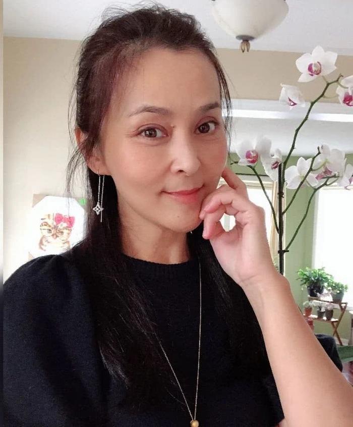 斷開電視劇一哥！最美瓊女郎「一手養大兒」低調再婚　「定居加拿大」56歲活成少女