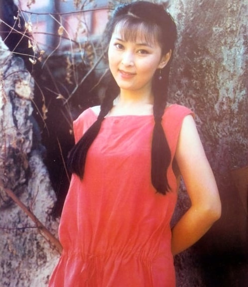 斷開電視劇一哥！最美瓊女郎「一手養大兒」低調再婚　「定居加拿大」56歲活成少女