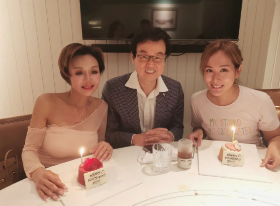 為愛息影30多年！一代豔星「醫生男友猝逝」罕現身聚會　網驚「57歲瘦到脫相」腰圍僅21吋