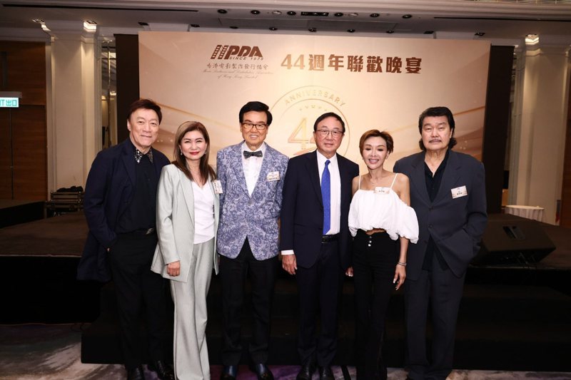 為愛息影30多年！一代豔星「醫生男友猝逝」罕現身聚會　網驚「57歲瘦到脫相」腰圍僅21吋