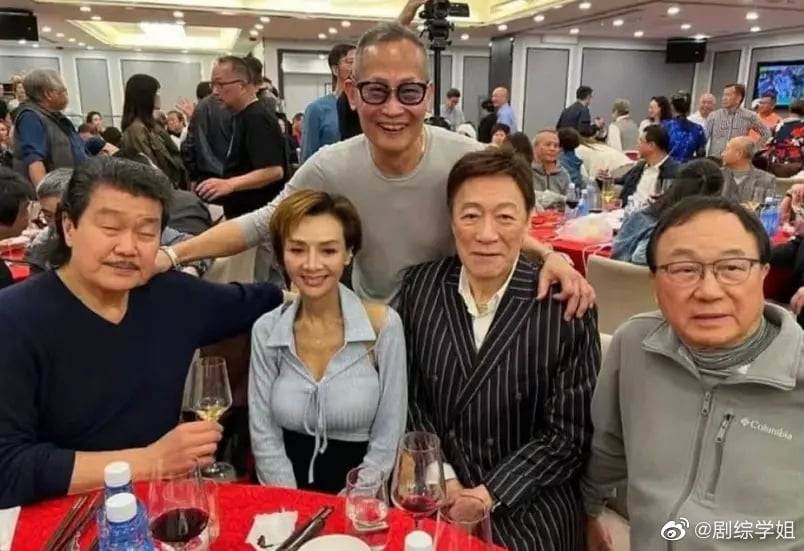 為愛息影30多年！一代豔星「醫生男友猝逝」罕現身聚會　網驚「57歲瘦到脫相」腰圍僅21吋