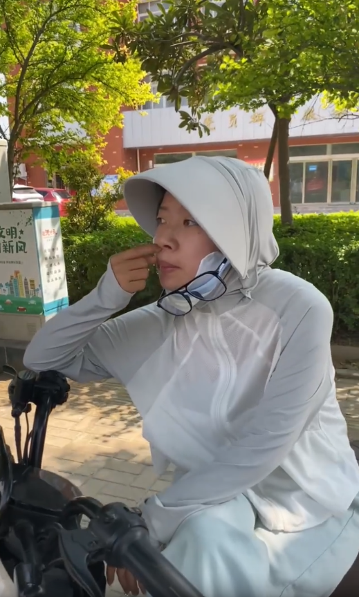眼睛放大3倍!單眼皮村姑「蠟黃皮膚+蒜頭鼻」超沒自信 化完妝竟變「白嫩甜美正妹」根本魔術師