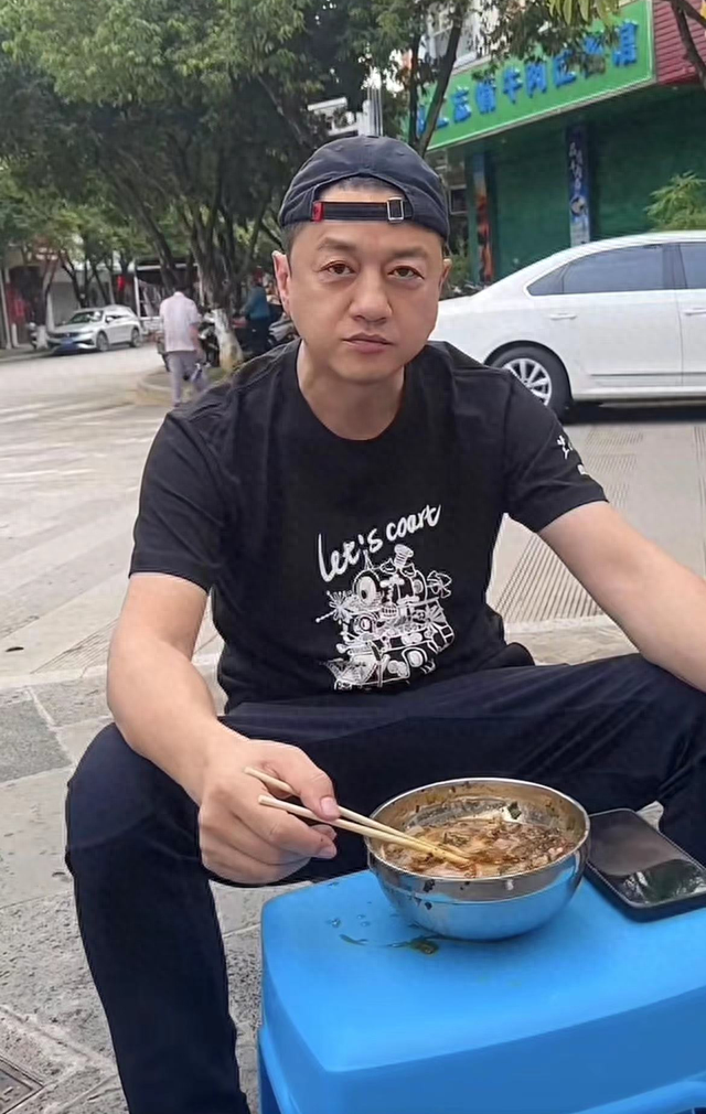 離婚王菲10年！51歲男星「路邊攤端盆狂嗑」暴瘦無人認出　再婚當爸「首提前妻」全說了