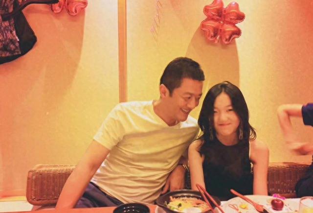 離婚王菲10年！51歲男星「路邊攤端盆狂嗑」暴瘦無人認出　再婚當爸「首提前妻」全說了