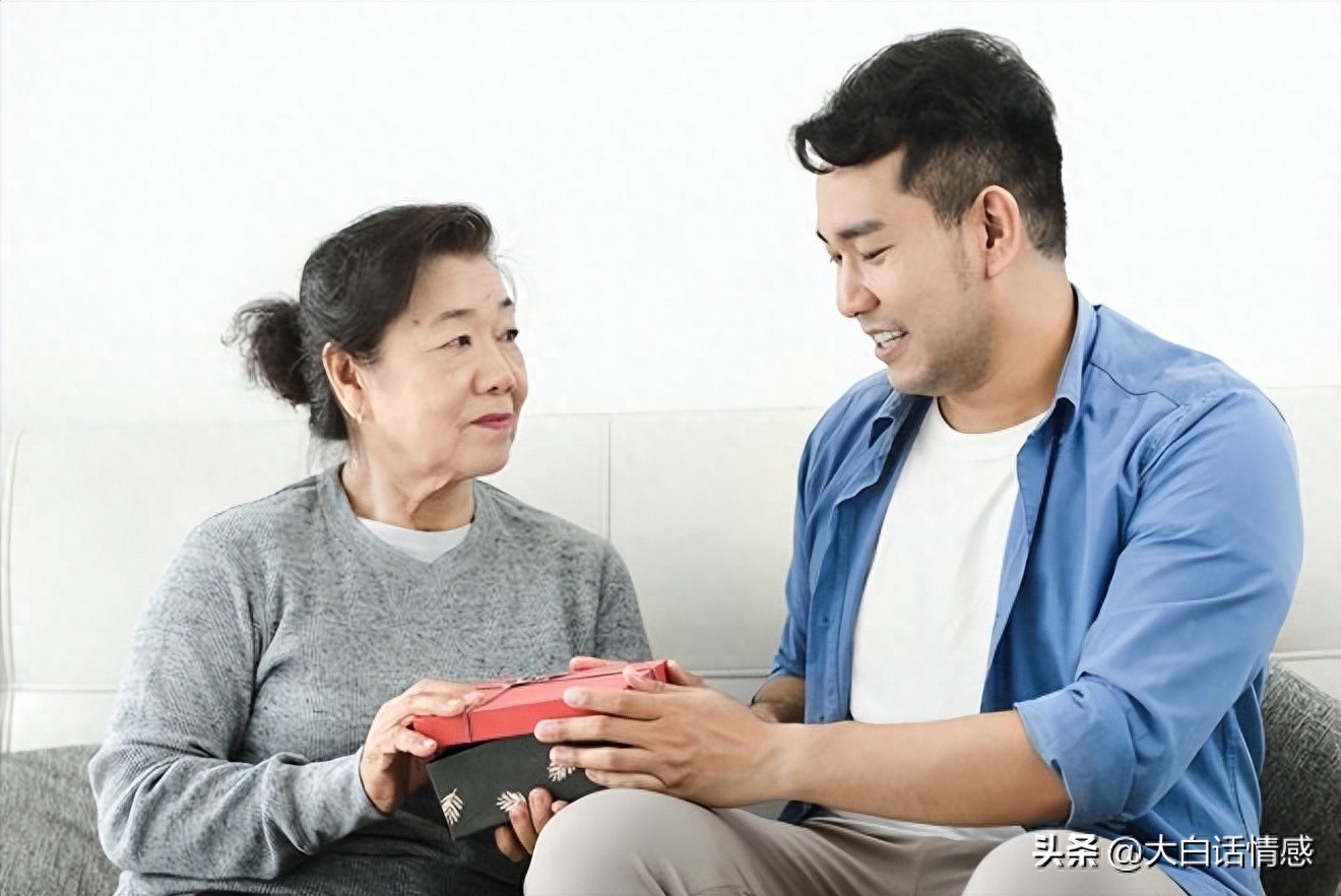 女婿車禍癱瘓！丈母娘每次照顧都「支走女兒」　女兒返回一看嚇得連連後退