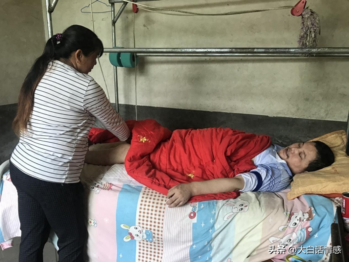 女婿車禍癱瘓！丈母娘每次照顧都「支走女兒」　女兒返回一看嚇得連連後退