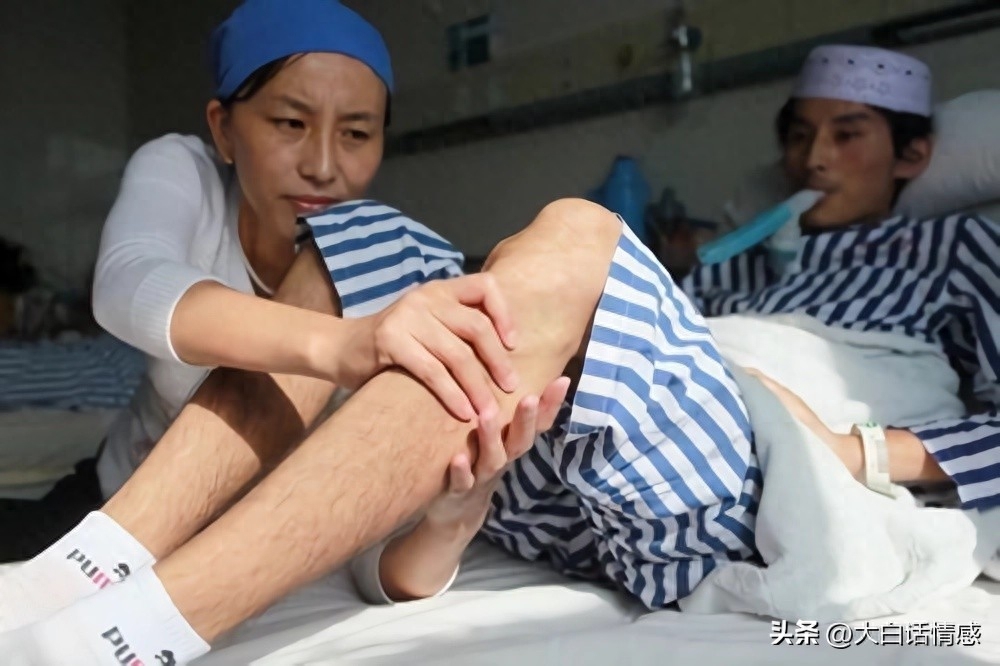 女婿車禍癱瘓！丈母娘每次照顧都「支走女兒」　女兒返回一看嚇得連連後退