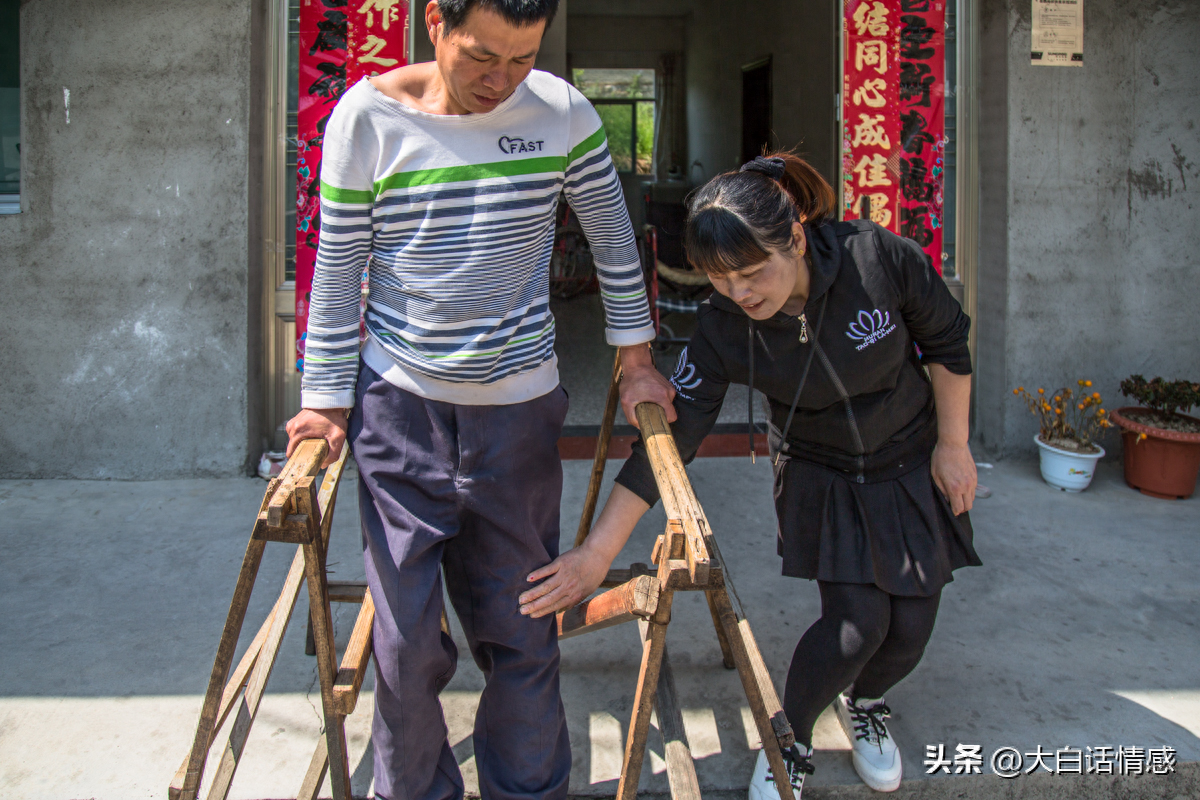 女婿車禍癱瘓！丈母娘每次照顧都「支走女兒」　女兒返回一看嚇得連連後退