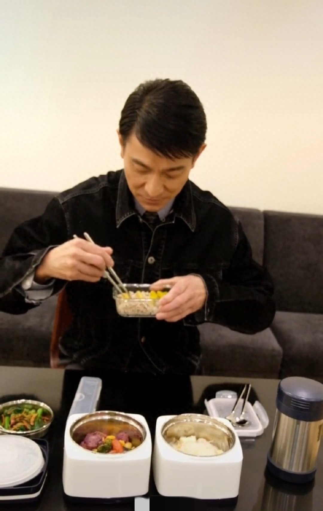 60歲劉德華罕曬「一日三餐」！網友佩服：太狠了，難怪看起來像40歲