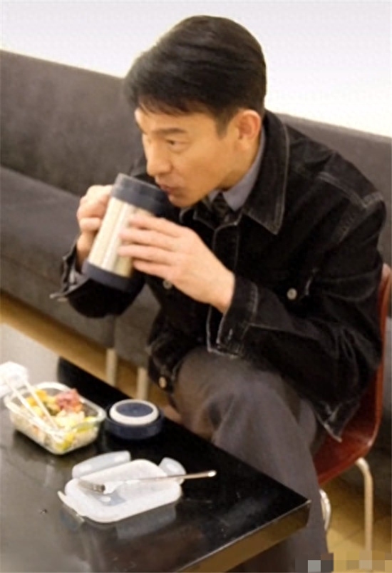 60歲劉德華罕曬「一日三餐」！網友佩服：太狠了，難怪看起來像40歲