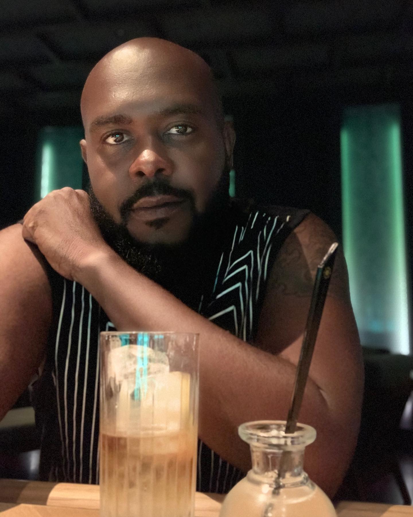 忘帶證件！42歲男星取貨被拒「大鬧超商15分鐘」奧客行徑曝光　朝店員怒罵：「應該知道我是誰吧？」