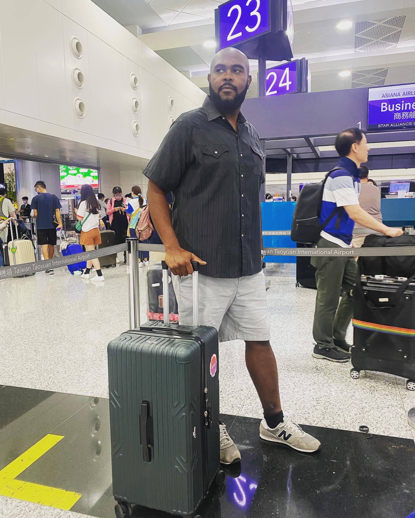 忘帶證件！42歲男星取貨被拒「大鬧超商15分鐘」奧客行徑曝光　朝店員怒罵：「應該知道我是誰吧？」