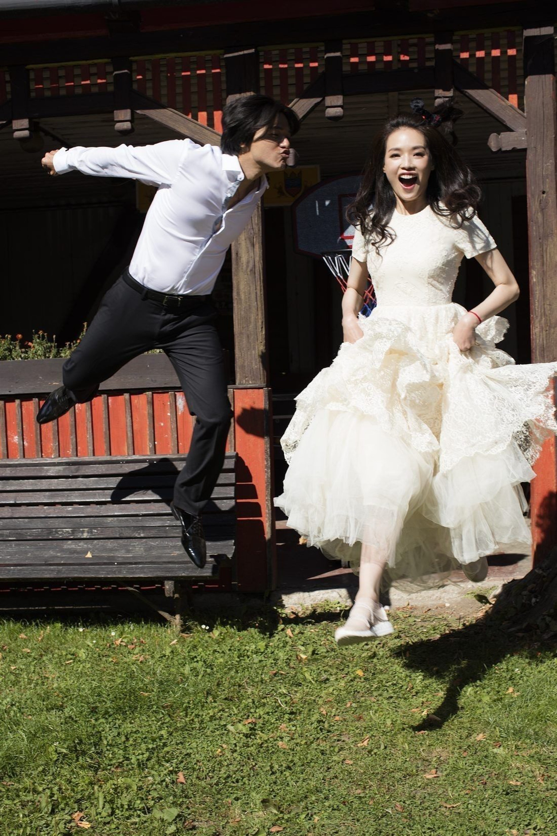 20年好友變夫妻！女星「結婚7年罕放閃」畫面藏驚喜　「一家四口甜翻」最低調一對