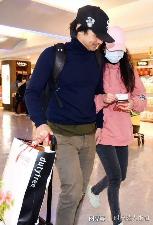 20年好友變夫妻！女星「結婚7年罕放閃」畫面藏驚喜　「一家四口甜翻」最低調一對