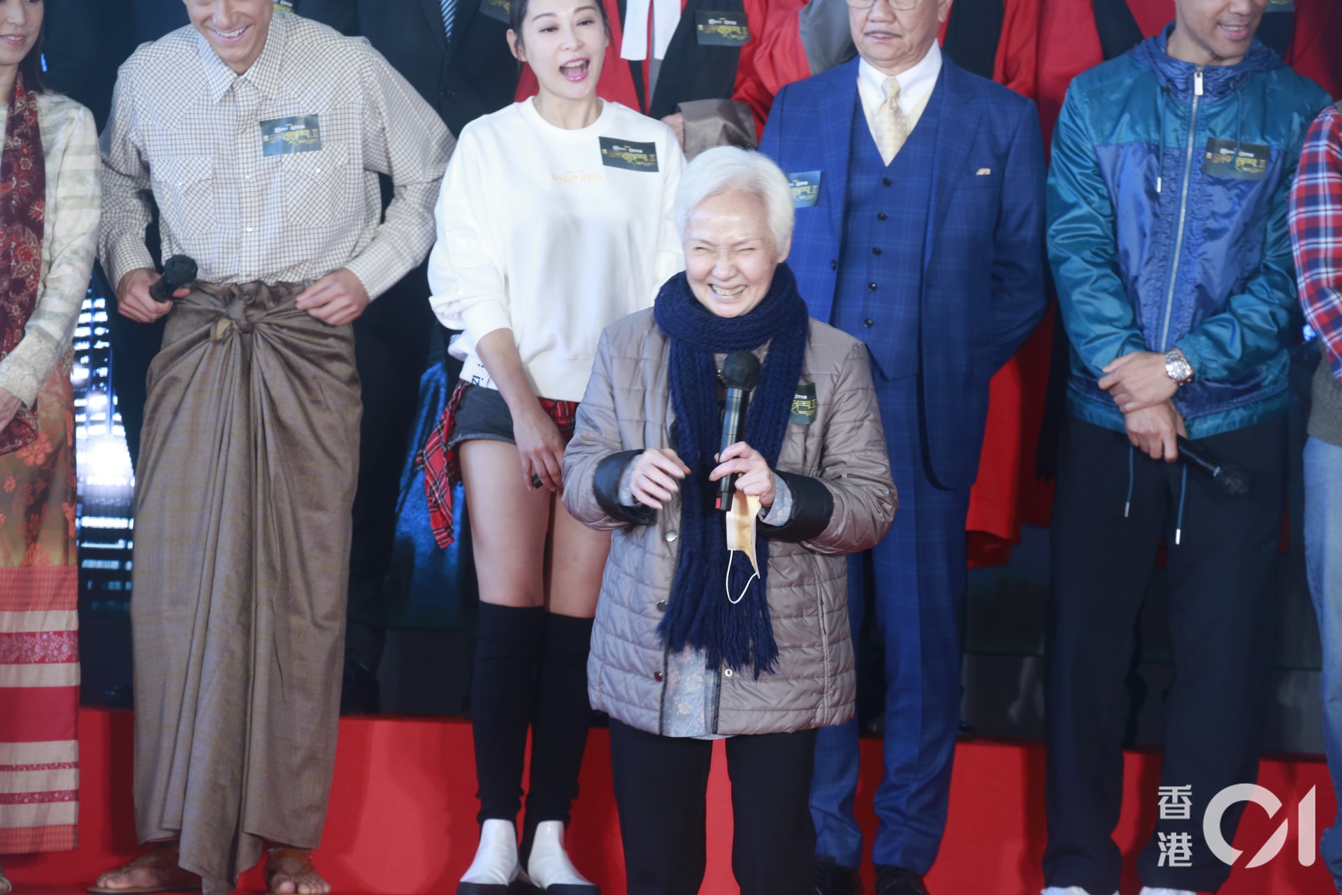 退休3年！77歲女星再現身「滿頭銀絲白到反光」　「和結縭54年尪」形影不離模範愛情