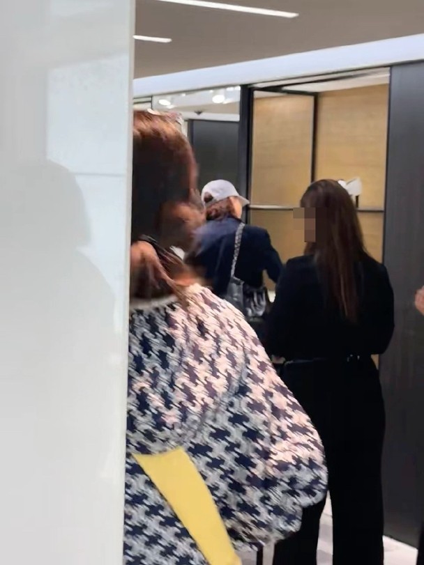 捕獲野生影后！58歲孤身逛街「竟無人認出」　大方曬「素顏真面目」網看呆：她也有斑和皺紋