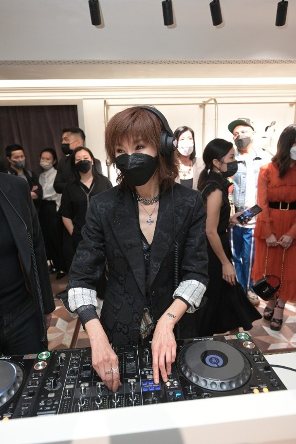 捕獲野生影后！58歲孤身逛街「竟無人認出」　大方曬「素顏真面目」網看呆：她也有斑和皺紋