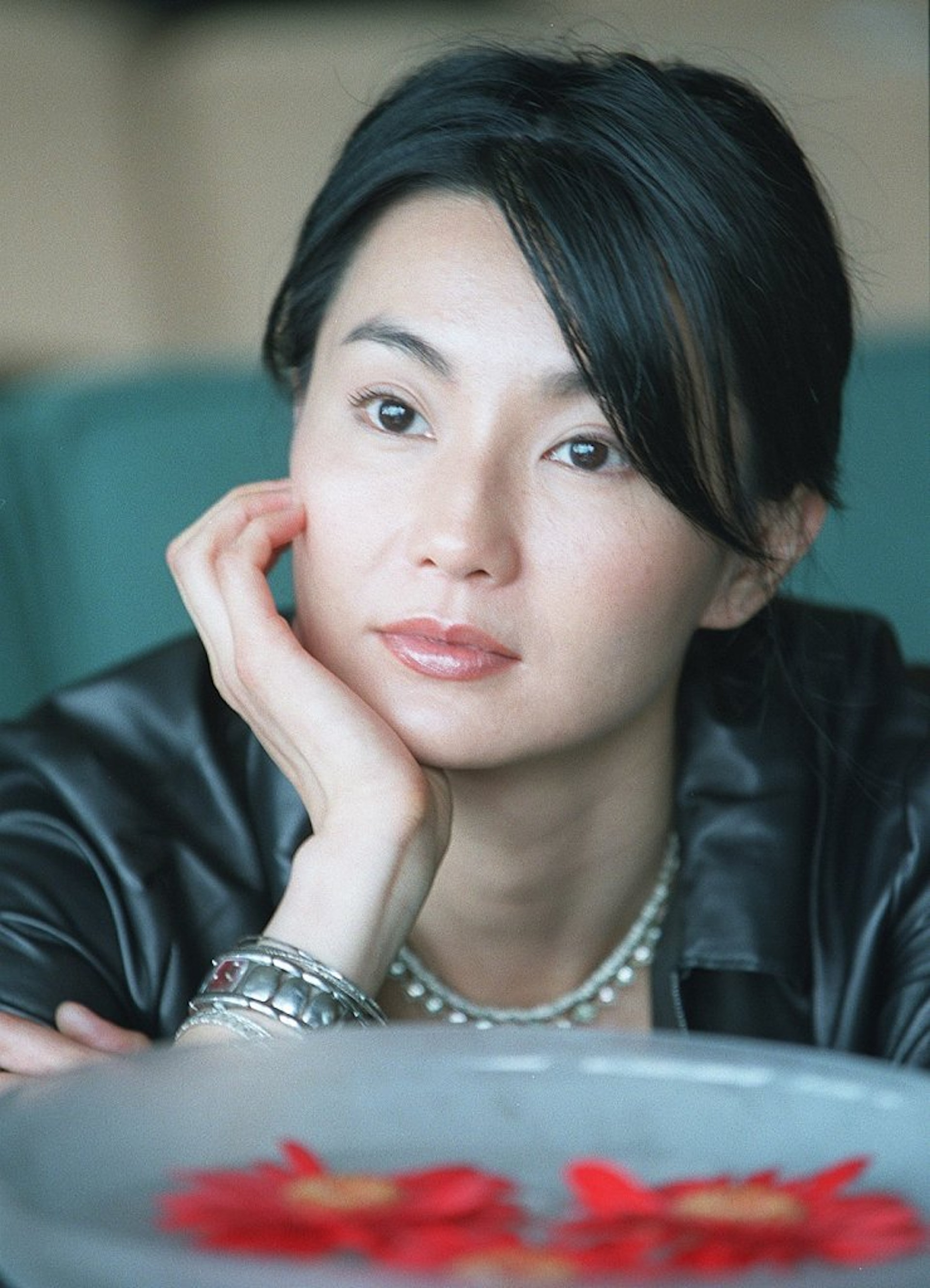 捕獲野生影后！58歲孤身逛街「竟無人認出」　大方曬「素顏真面目」網看呆：她也有斑和皺紋