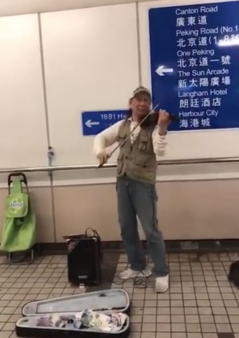 淪街頭賣藝！路人驚見「大咖男星拉小提琴」求打賞　童星兒「無奈吐真相」意外曝光父子關係
