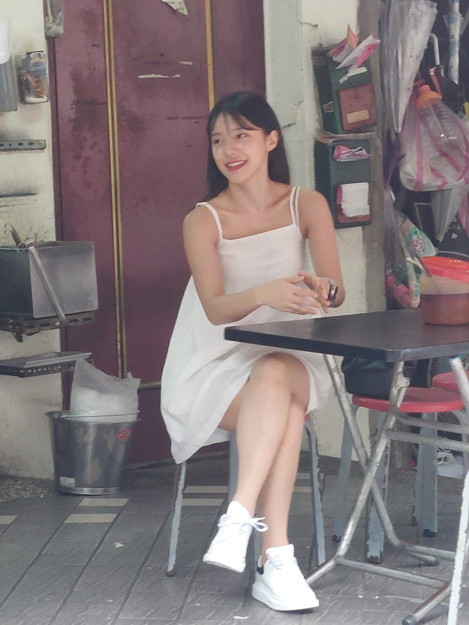 無敵甜美笑容！吃路邊攤偶遇「超強大咖女神」  網一看大讚「原相機拍就好漂亮」：空氣變好甜