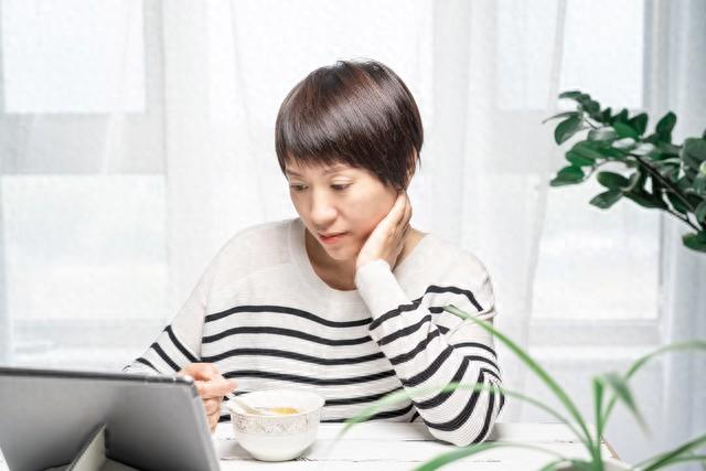 老公很拼升職加薪快！我聽說「他外面還有個家」一直隱忍　多年後「我見到她外面的女人」笑著放手成全