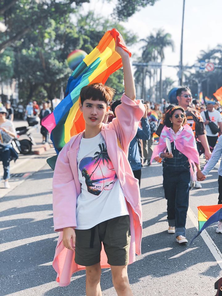 百萬Youtuber「騎Ubike背愛馬仕包」價格6位數起跳 眼尖網友「一眼認出本尊」:低調的奢華