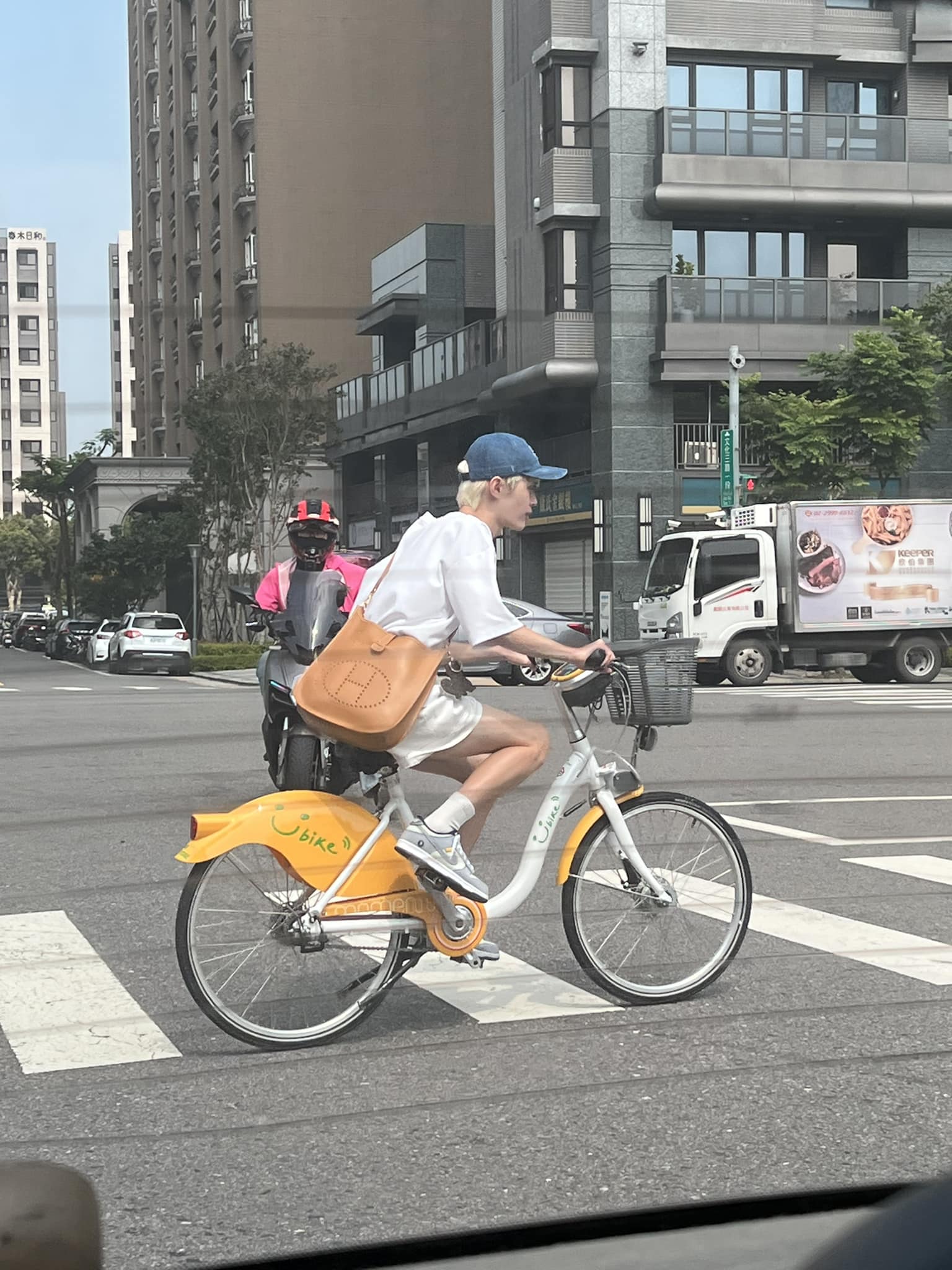 百萬Youtuber「騎Ubike背愛馬仕包」價格6位數起跳 眼尖網友「一眼認出本尊」:低調的奢華