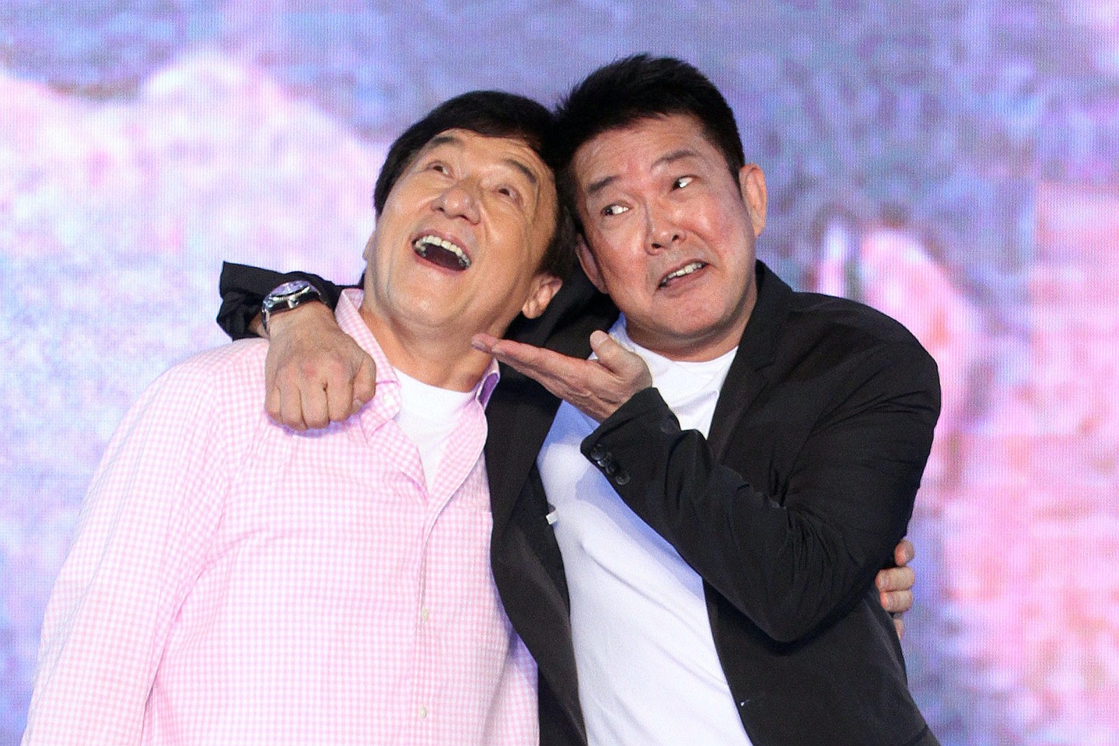 健美身材不見！一代功夫巨星「臉圓肚大腫一圈」被直擊　認定初戀就一生「美妻罕曝光」