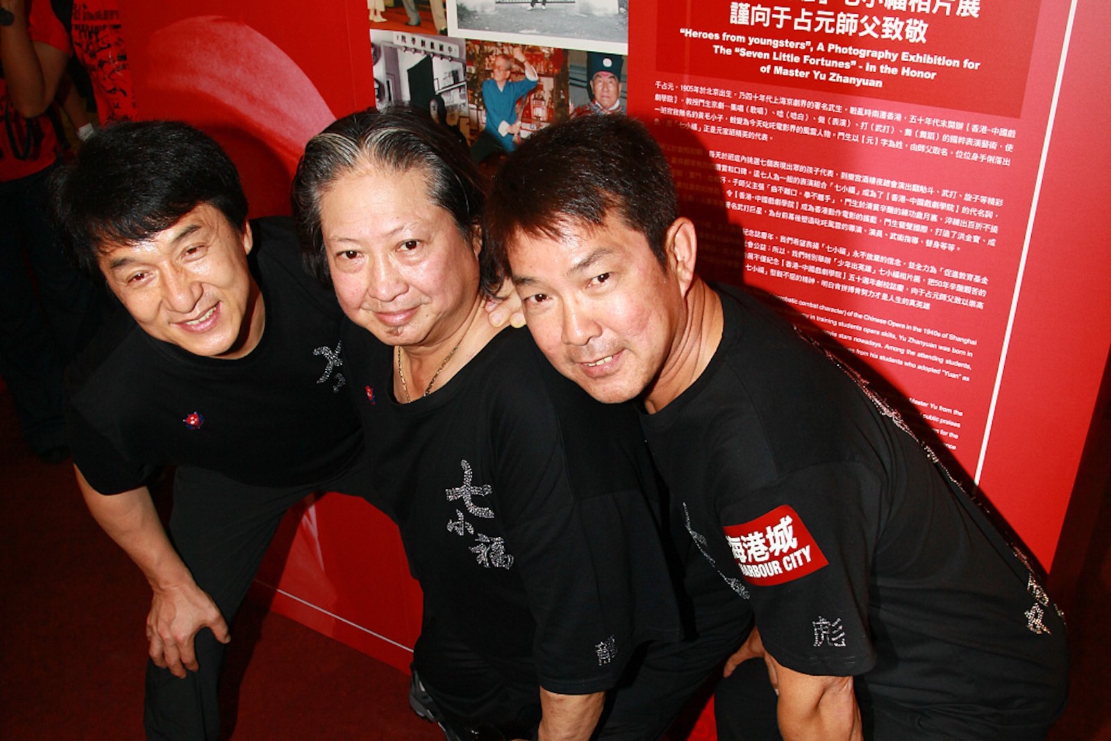 健美身材不見！一代功夫巨星「臉圓肚大腫一圈」被直擊　認定初戀就一生「美妻罕曝光」