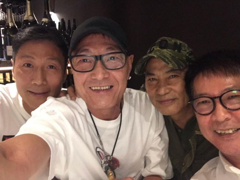 健美身材不見！一代功夫巨星「臉圓肚大腫一圈」被直擊　認定初戀就一生「美妻罕曝光」