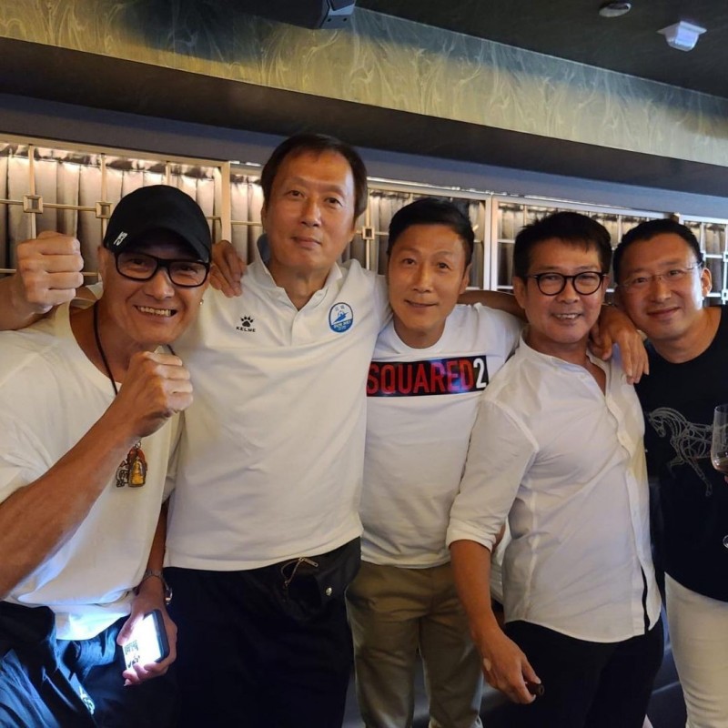 健美身材不見！一代功夫巨星「臉圓肚大腫一圈」被直擊　認定初戀就一生「美妻罕曝光」
