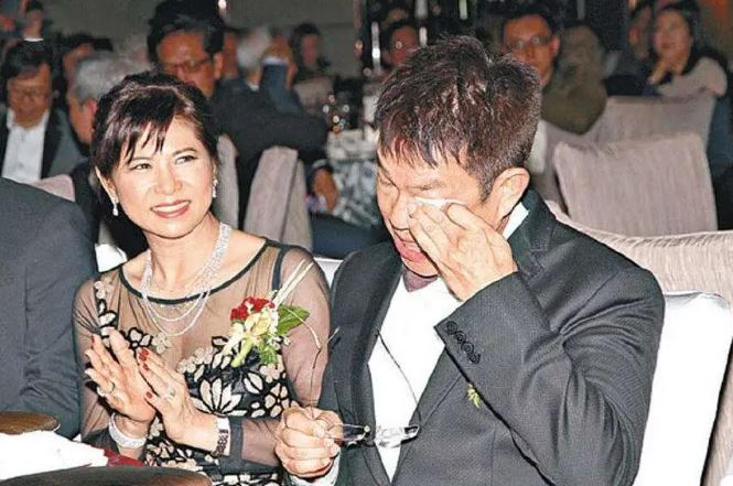 健美身材不見！一代功夫巨星「臉圓肚大腫一圈」被直擊　認定初戀就一生「美妻罕曝光」