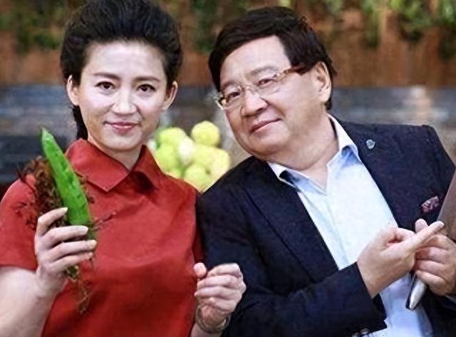 一婚嫁富豪夢碎！主持一姐「二婚嫁高官」55歲遺憾無兒女　退居幕後「再現身成樸素婦人」