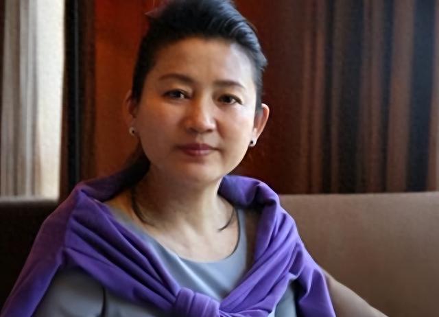 一婚嫁富豪夢碎！主持一姐「二婚嫁高官」55歲遺憾無兒女　退居幕後「再現身成樸素婦人」