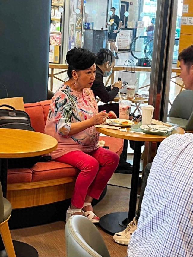 尪拋家棄子！73歲女星「一手帶大3子女」餐廳被捕獲　手帶金戒指「成身價過億富婆」被爆又買樓