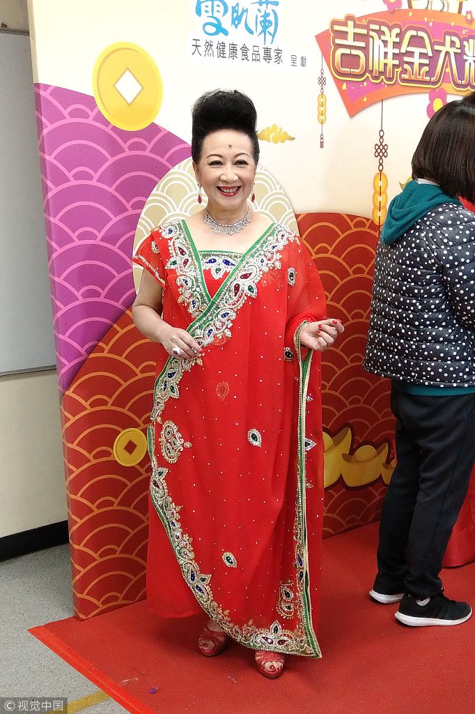 尪拋家棄子！73歲女星「一手帶大3子女」餐廳被捕獲　手帶金戒指「成身價過億富婆」被爆又買樓