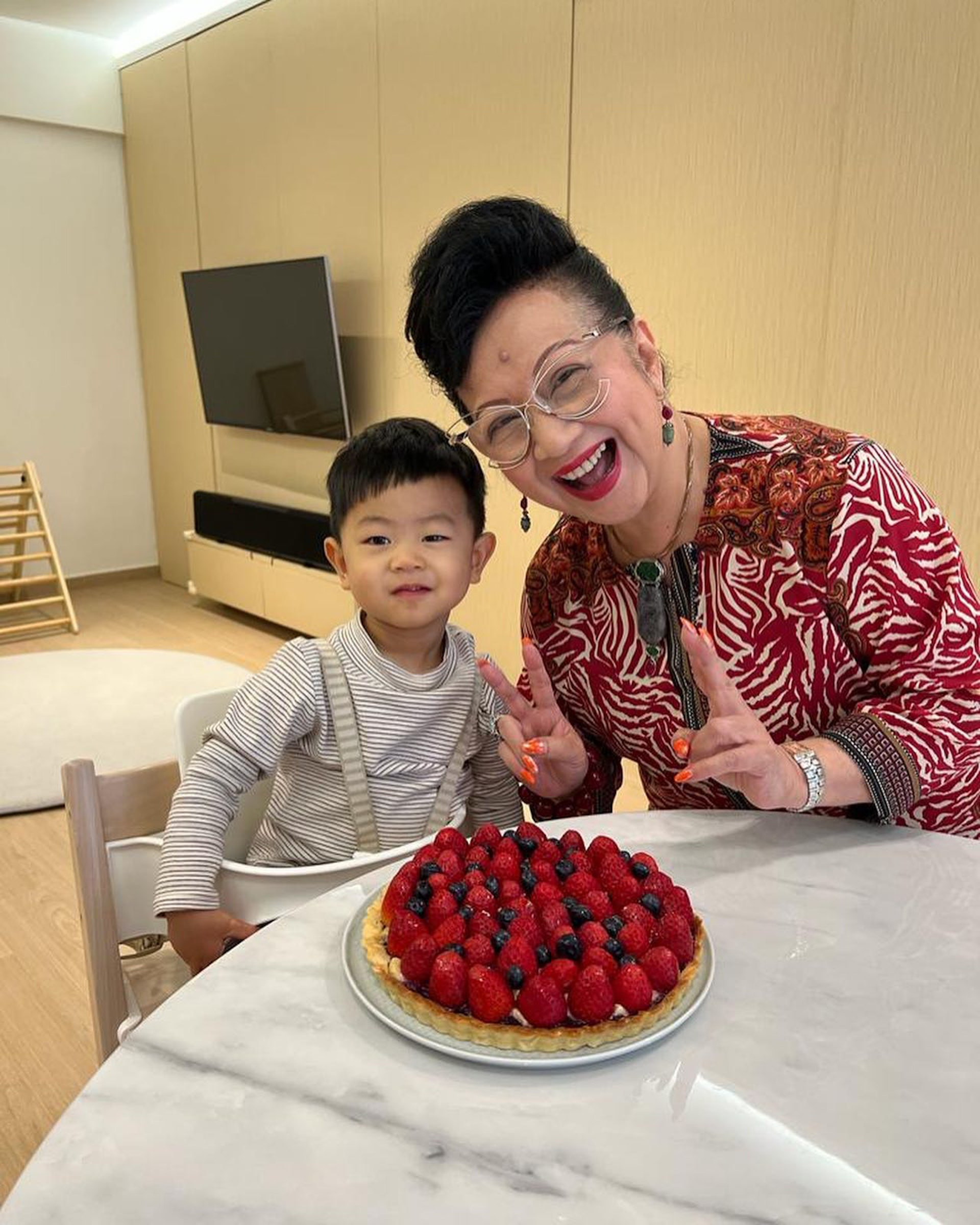尪拋家棄子！73歲女星「一手帶大3子女」餐廳被捕獲　手帶金戒指「成身價過億富婆」被爆又買樓