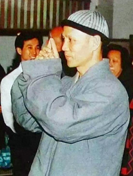 因 「霍元甲」爆紅！資深男星「疑因趙雅芝」剃度出家　今72歲普通到認不出：過平凡生活