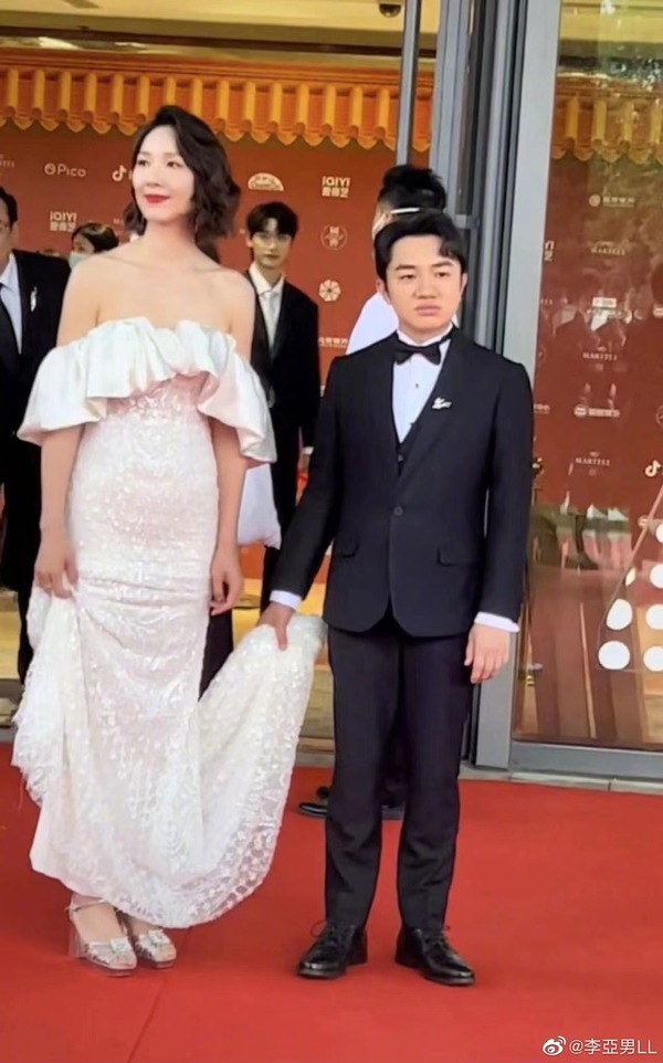 差13公分長短腳戀！諧星「娶選美冠軍女神」把妻寵成公主　結婚8年「一家四口」畫面美翻