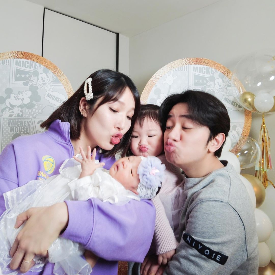 差13公分長短腳戀！諧星「娶選美冠軍女神」把妻寵成公主　結婚8年「一家四口」畫面美翻