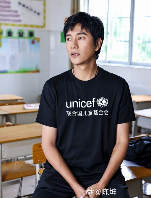 私生子曝光！47歲男星「單親帶娃21年」被爆生母是她　「父子合體像兄弟」網狂喊公公
