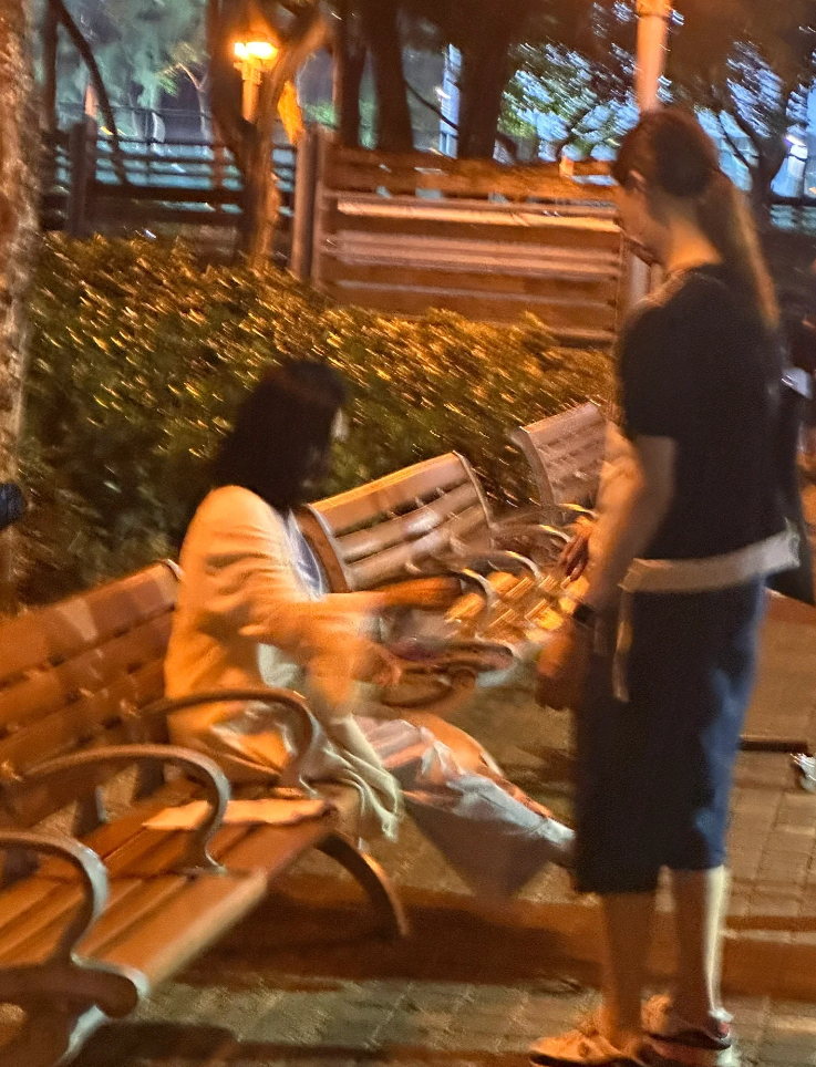 野生紫霞仙子！他目擊「女神深夜去公園」一抬頭網驚呆　「51歲零濾鏡曝光」時隔13年傳好消息