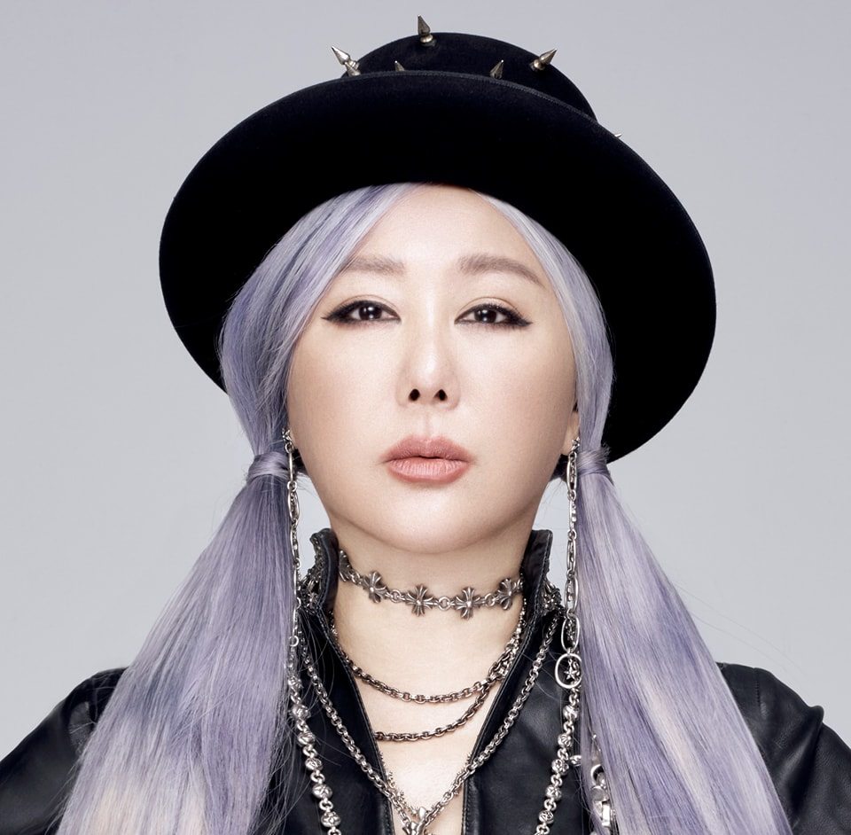 大家知道是誰嗎？60歲大咖天后PO「24年前青澀照」　大秀「火辣螞蟻腰」網噴鼻血：身材太犯規！