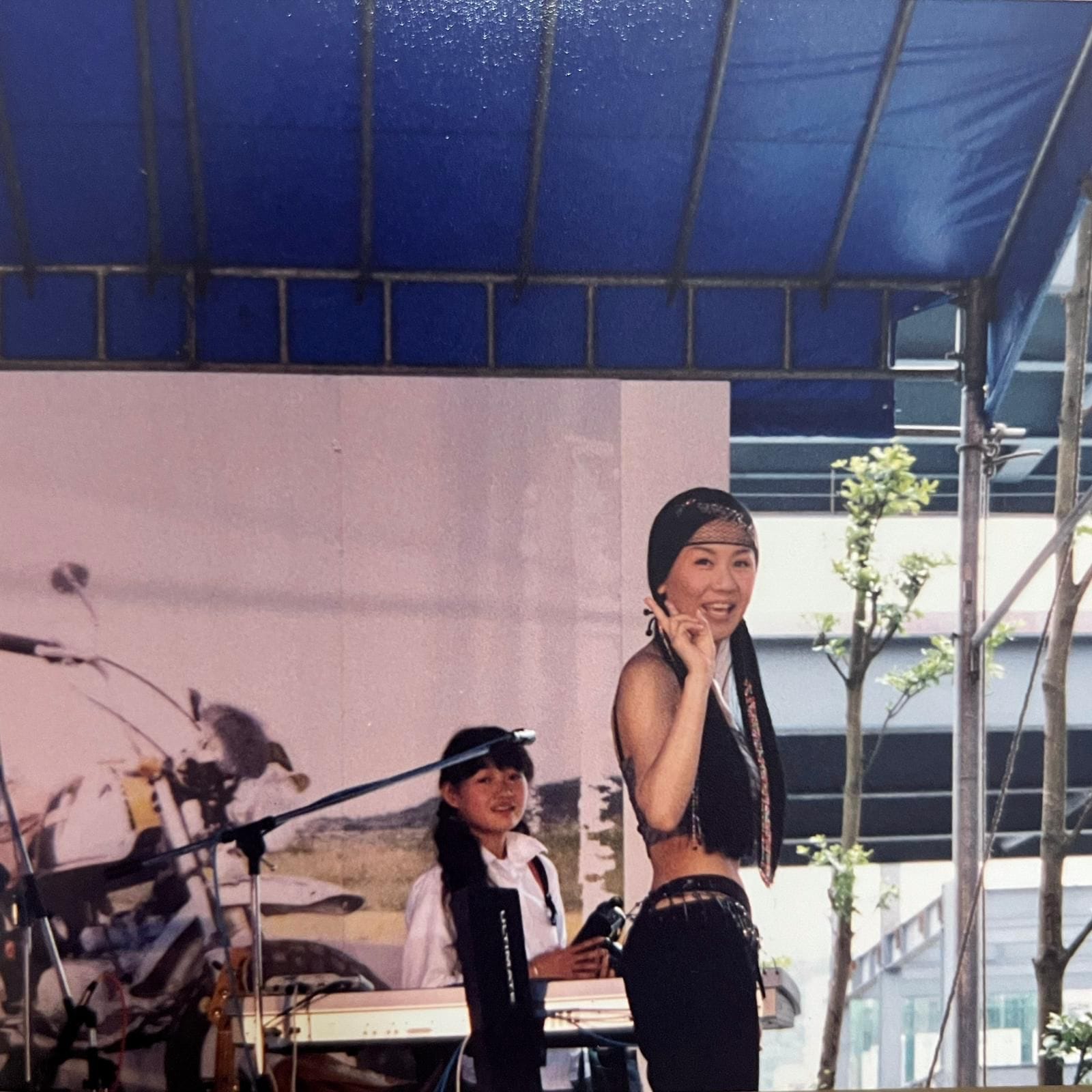 大家知道是誰嗎？60歲大咖天后PO「24年前青澀照」　大秀「火辣螞蟻腰」網噴鼻血：身材太犯規！