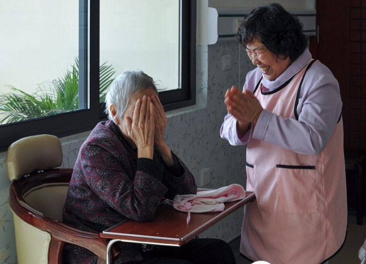 貼錢帶孫13年！被媳婦趕出門：養你13年夠了　我搬回老家「每月給鄰居2萬」兒子連夜給我送禮