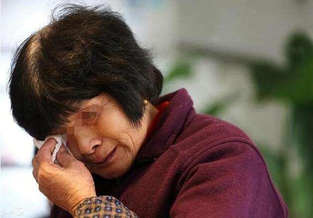 貼錢帶孫13年！被媳婦趕出門：養你13年夠了　我搬回老家「每月給鄰居2萬」兒子連夜給我送禮