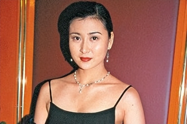 「晶女郎」出身的她「艷壓」邱淑貞，卻因拒拍「風月片」被打斷肋骨悲慘退出